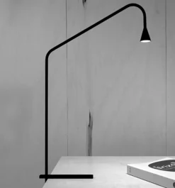 Austere bordlampe, sort