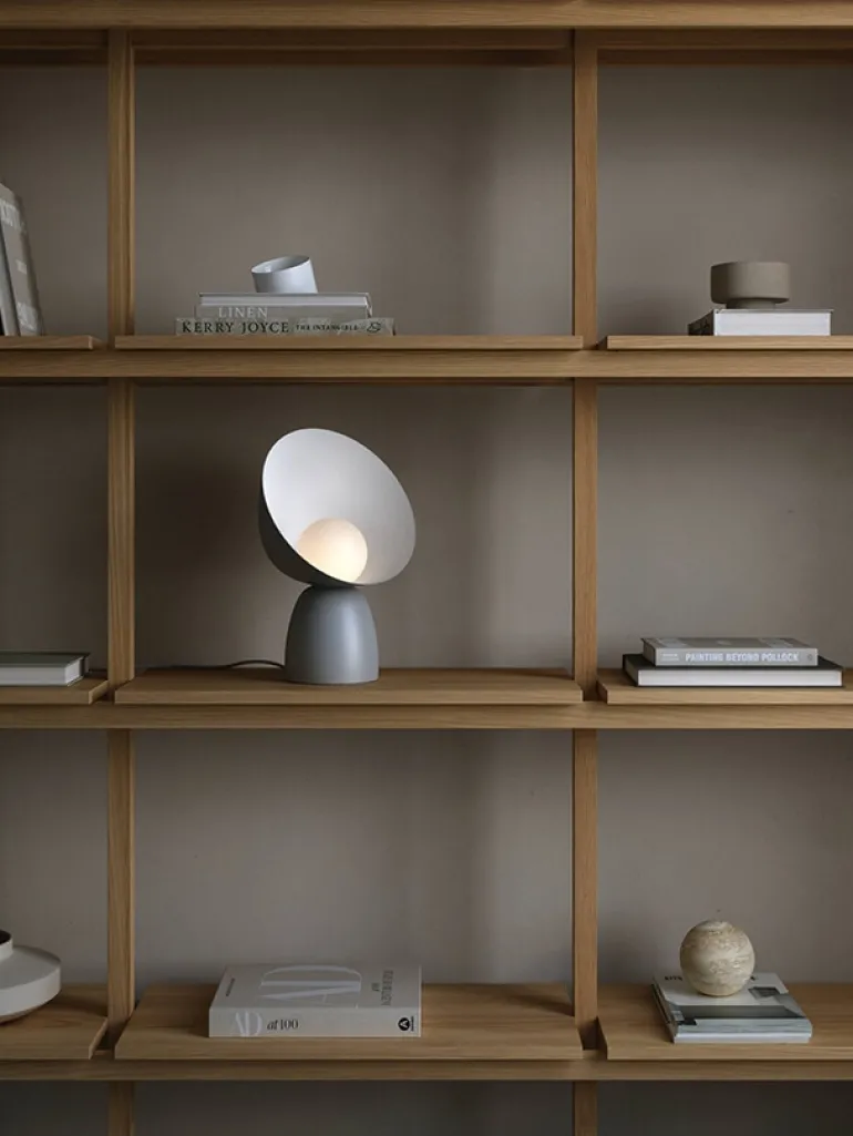 Hello bordlampe, grå