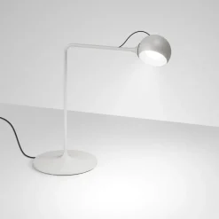 Ixa bordlampe, gråhvid