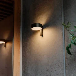 Plaff-on A16 udendørs væglampe, sort