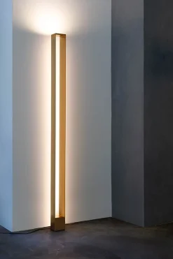 Tru gulvlampe, guldfarvet